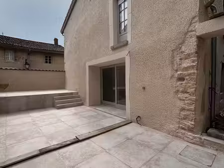 à louer maison de ville neuve saint sorlin en bugey avec extérieur et beaucoup de charme