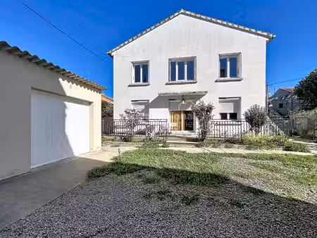 appartement type f4  3 chambres une salle d'eau avec garage et petite cour