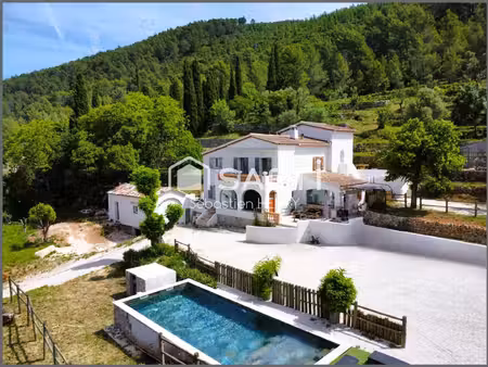 grande maison et trois appartements sur un terrain de 24000m²