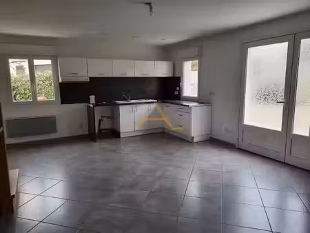 location appartement 4 pièces 90 m² à roche-saint-secret-béconne (26770)  765 €