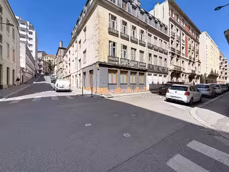 local commercial de caractère - 49 81 m² - emplacement d'angle