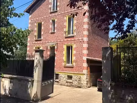maison familiale avec beau potentiel !!