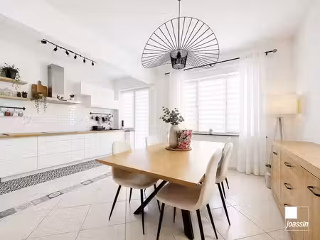 charmante maison 2 chambres rénovée avec garage  un véritabl