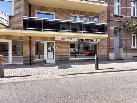 surface commerciale au coeur de jambes