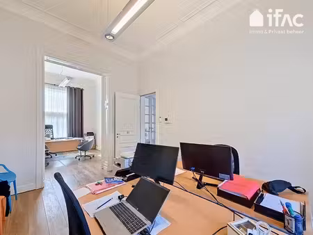 espace de bureau moderne aux finitions haut de gamme