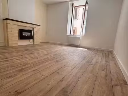 à louer – t2 de 48 m² avec cour privative – ferrières-en-gâtinais