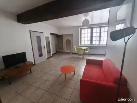 f3 meublé au pied du château