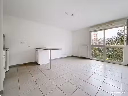 studio 1 pièce 28 m²