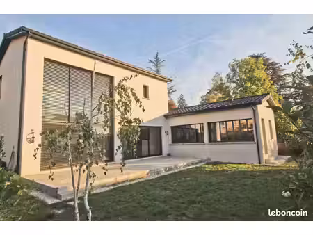 superbe maison contemporaine de 140 m² avec garage en quartier résidentiel
