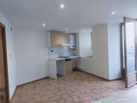 loue studio en rdc rénové en cœur de village à proximités de tous commerces et services