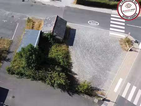 terrain constructible de 262 m² avec garage et dépendance