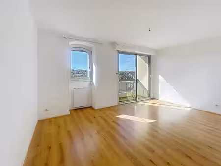 bel appartement avec balcons cave et garage