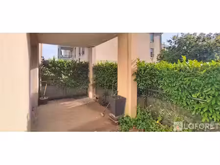 appartement 3 pièces 2 chambres rez de jardin dans résidence avec piscine et 2 parkings