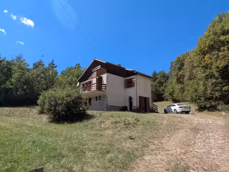 chalet sur 2400 m2 dans un cadre superbe.