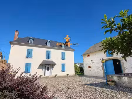 belle maison béarnaise avec dépendance et grand jardin