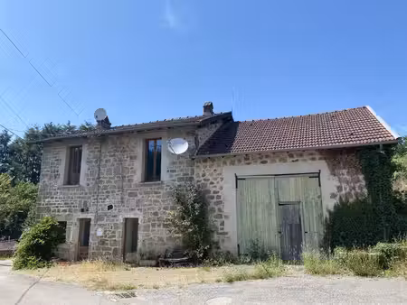 une maison en pierre avec grange et jardinet