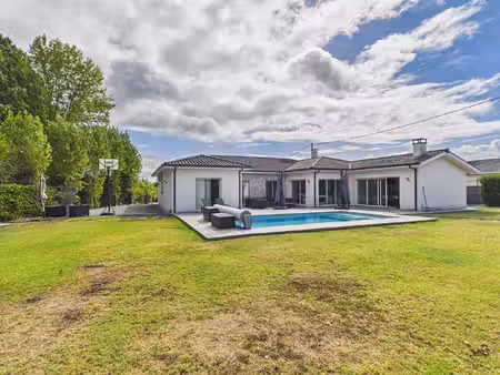 maison plain pied de 195m2 habitable sur parcelle de 1723m2 avec piscine et dépendances