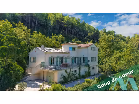 maison rénovée 5 pièces 160m2 sur terrain 8700m2 en provence