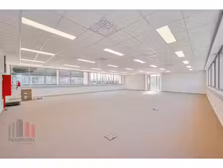 454 m² de bureaux prêts à l'emploi près de la r4