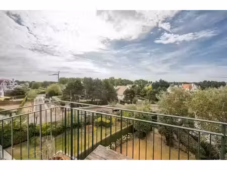 appartement d'angle rénové avec vue dégagée sur le zoute