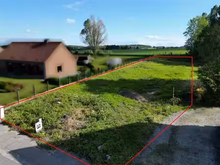 beau terrain à l'entrée du village