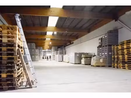 grand entrepôt logistique avec 2 portes et accès direct
