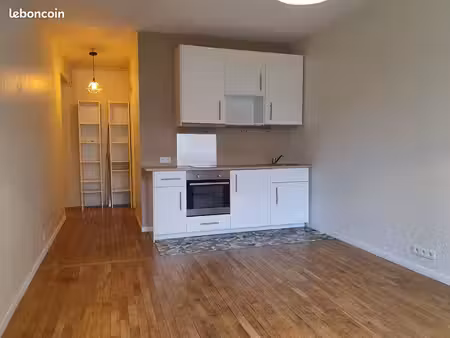 studio au rdc surélevé sur cour quartier maison blanche