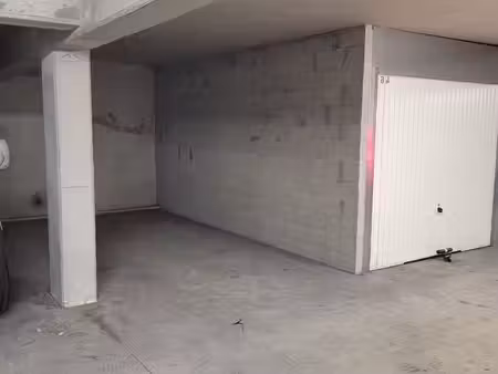 place de stationnement dans parking couvert securise