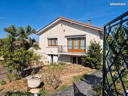 maison de 85 m2 avec beau jardin clos  3 chambres  garage