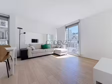 grand studio meublé lumineux de 32 16 m² - immeuble sécurisé avec gardien