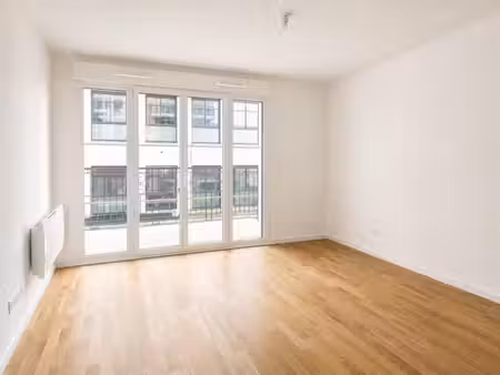 studio avec parking et balcon à clamart