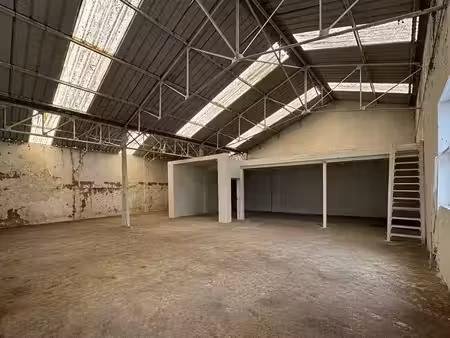 garage entrepot 232m2  centre ville sigoules  grande hauteur sous plafond avec mezzanine