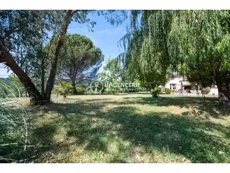 maison familiale profitant d'un beau terrain