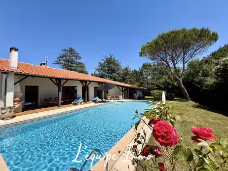 maison d'architecte de plus de 200 m2 avec piscine sur un te