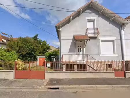maison mitoyenne avec jardin et dépendances