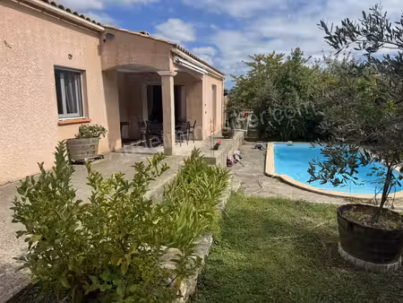 villa de plain-pied avec piscine et grand jardin