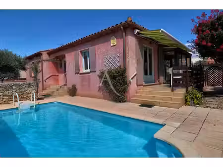 villa avec piscine jardin paysage et garage au calme absolu