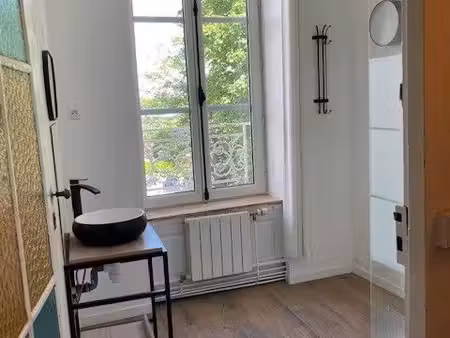 appartement de trois pièces atypique à rénover dans une maison de maitre