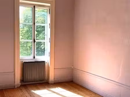 appartement trois pièces dans une maison de maître avec jardin non attenant