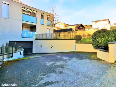 garage box fermé dans résidence