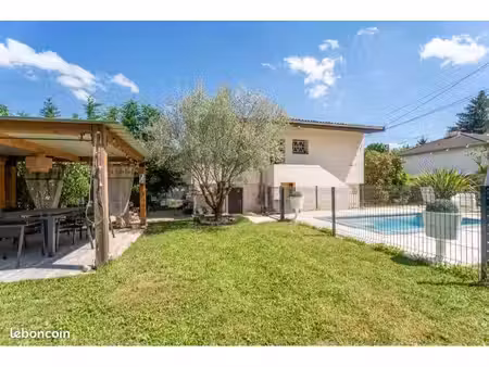maison avec piscine calme absolu