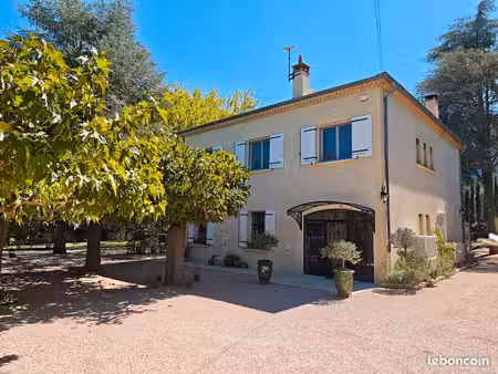 bastide rénovée de 210 m² avec piscine et dépendance sur 2250 m² - aix-en-provence  les gr