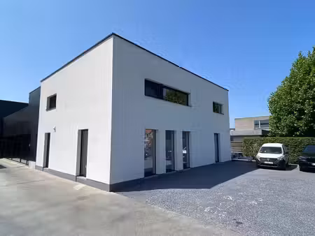 ruime moderne woning met 4 slaapkamers  bureauruimte  dakterras en drie parkeerplaatsen in