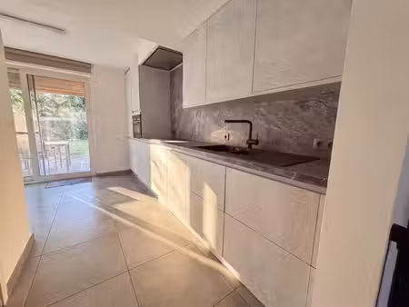 gemeubeld appartement met twee slaapkamers en tuin in gijzeg
