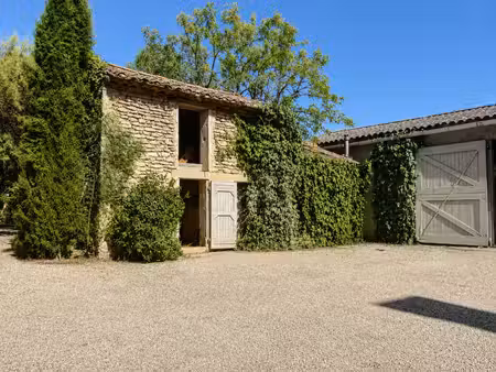 cabrières-d'avignon ancien pigeonnier avec hangar