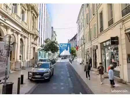 local - rue paradis
