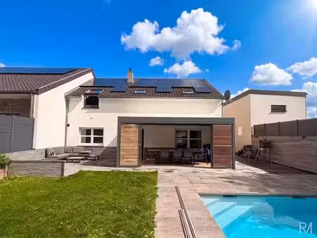 propriété d’exception avec espace professionnel et piscine