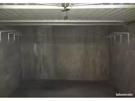 box/garage fermé sécurisé  5 min part dieu sud
