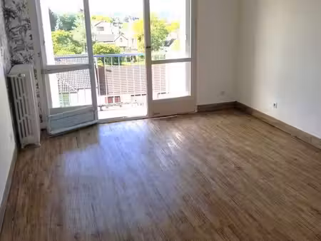 t3 lumineux avec balcon – 56 m² – dpe d – montluçon