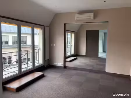bureau paris 8e lumineux de 30 m² divisé en 2 espaces